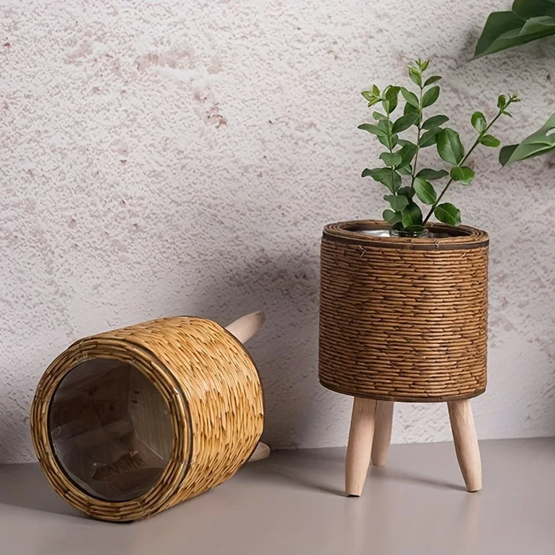 Encantadora maceta rústica de ratán con patas de madera, cesta de almacenamiento tejida versátil para plantas de interior/exterior y decoración